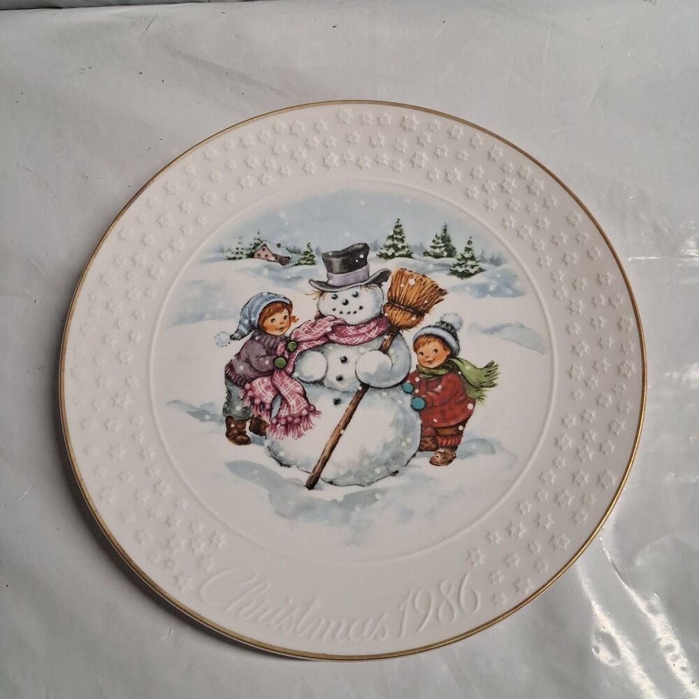 Vtg Avon 1986 A Child's Christmas Plate Porcelain 22K Gold Trimmed 8" Collectors